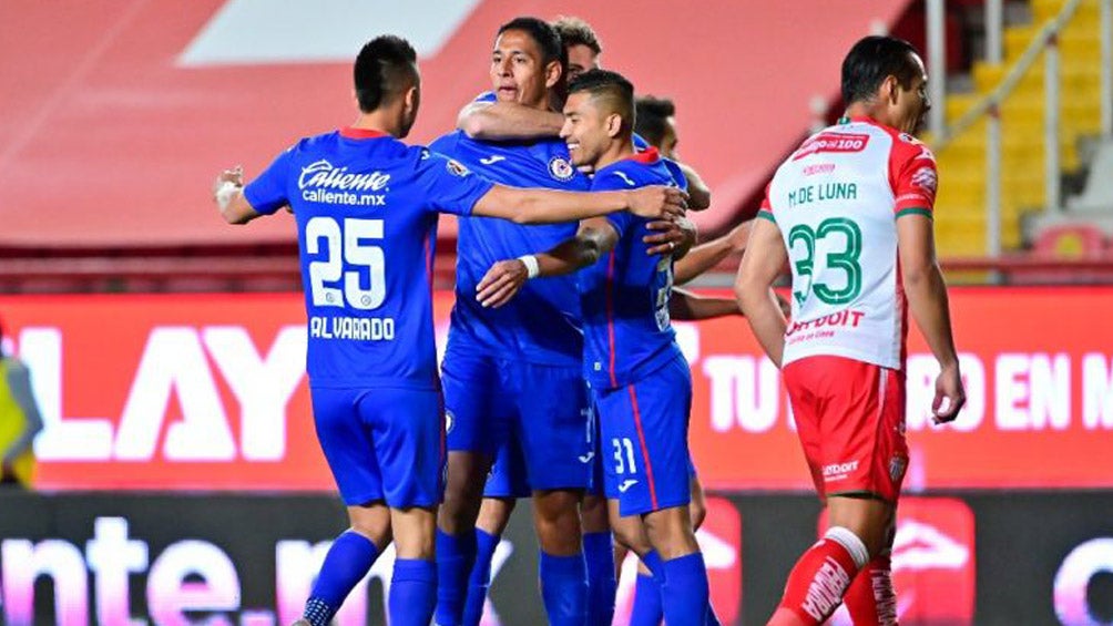 Romo, Orbelín y Piojo celebrando un gol con Cruz Azul 