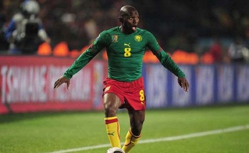 Geremi en un partido con Camerún