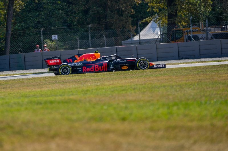 Checo Pérez en acción con Red Bull