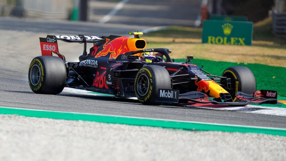 Checo Pérez en acción con Red Bull