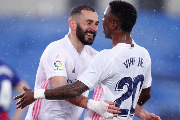 Karim Benzema y Vinicius Junior durante partido con el Real Madrid