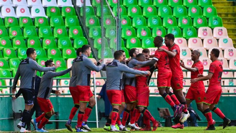 Los jugadores de Juárez festejando el gol de Intriago