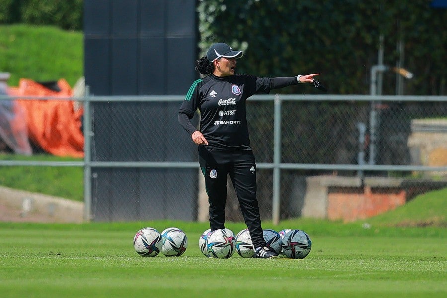 Mónica Vergara durante un entrenamiento con el Tri Femenil