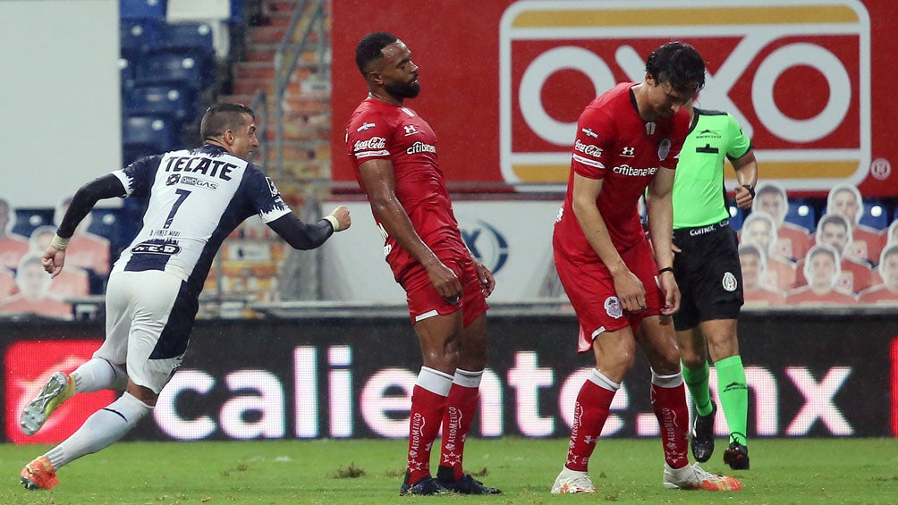 Jugadores del Toluca, en lamento tras festejo del gol de Rayados