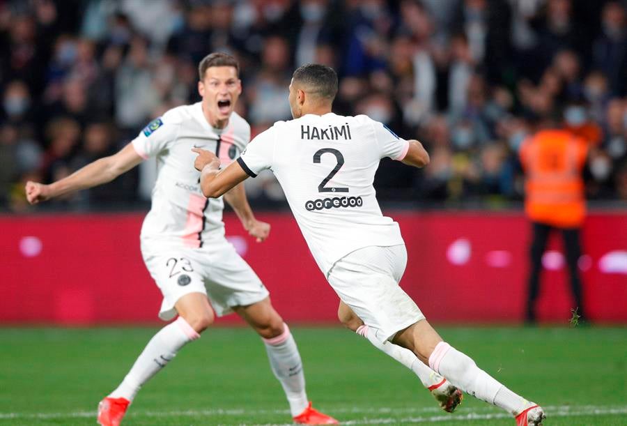 Achraf Hakimi celebrando un gol con el PSG