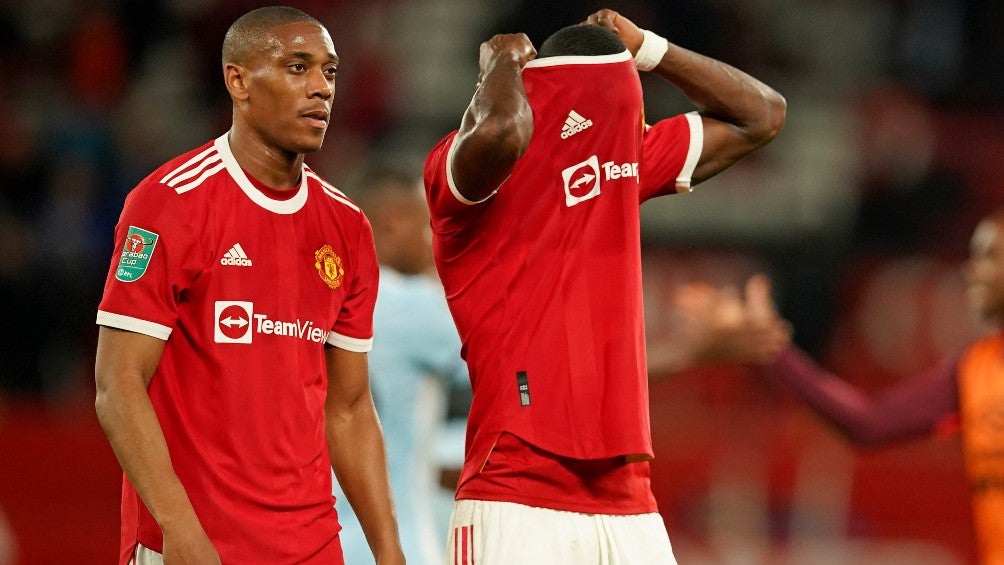 Jugadores del Manchester United se marchan cabizbajos