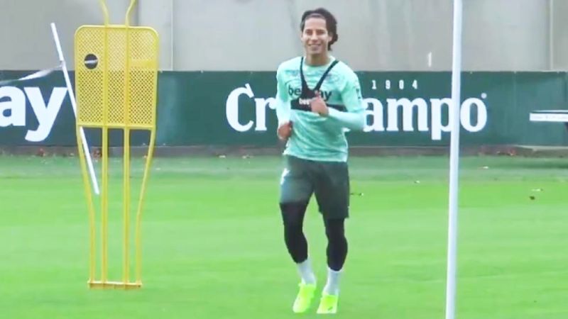 Diego Lainez durante un entrenamiento