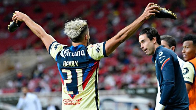 Henry Martín festejando con Óscar Jiménez en el partido ante Chivas