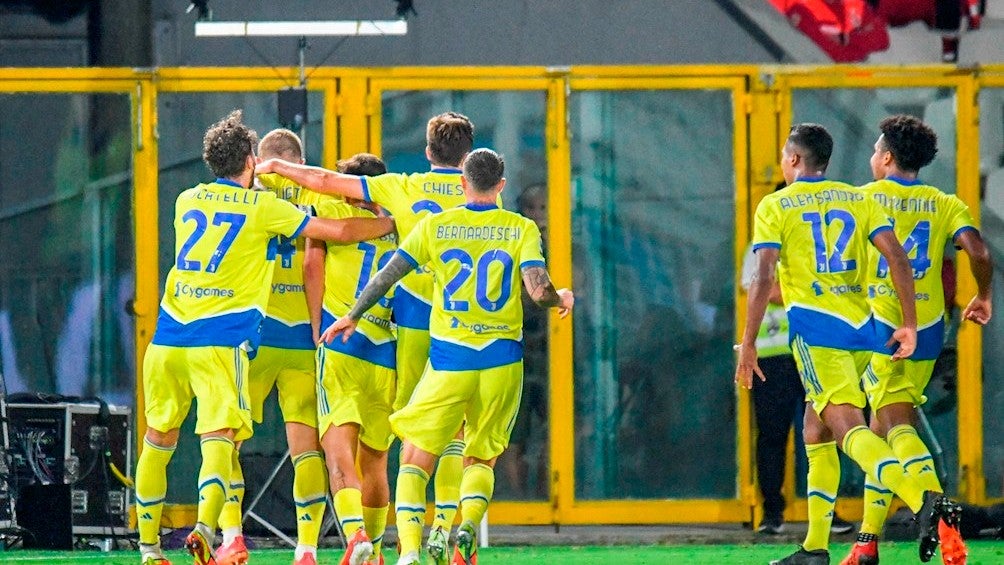 Jugadores de la Juventus celebrando un gol vs Spezia