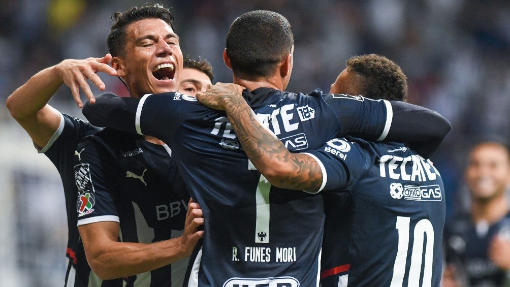 Jugadores de Rayados celebran un gol