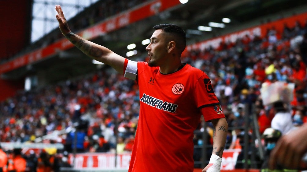 Rubens Sambueza durante un partido con Toluca