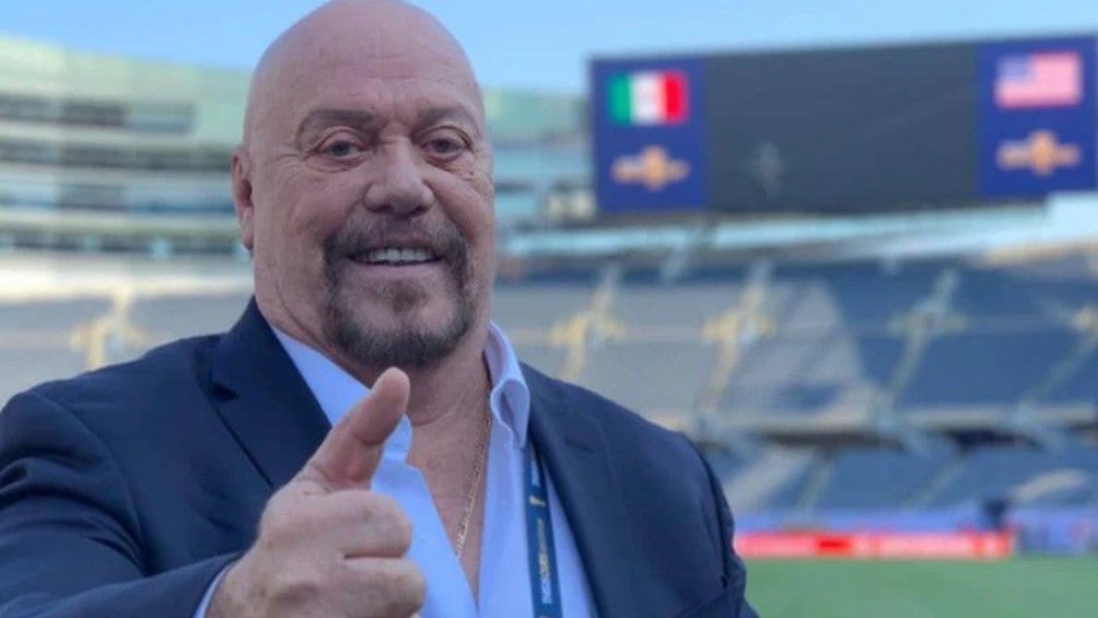 Enrique Bermúdez en un estadio de futbol