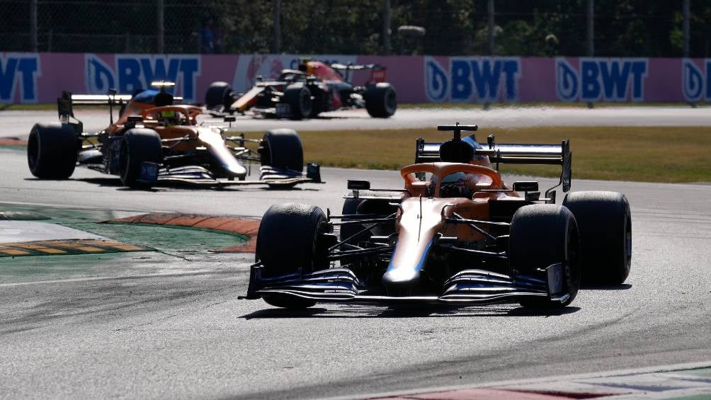 Los monoplazas de McLaren durante un GP