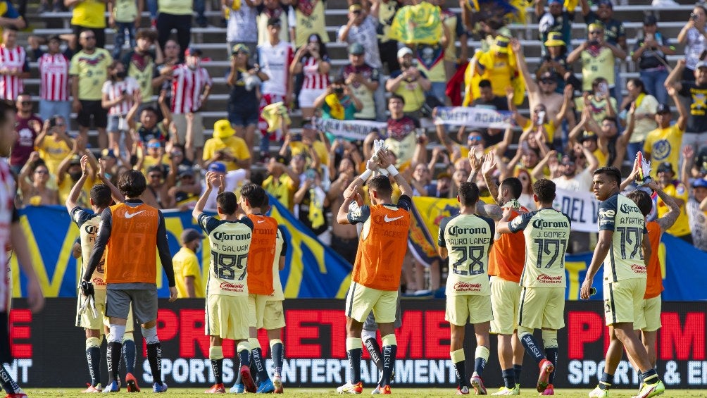 Jugadores del América celebran tras vencer a Chivas