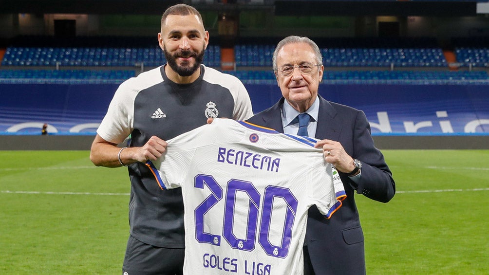 Florentino Pérez entregó una playera conmemorativa a Benzema