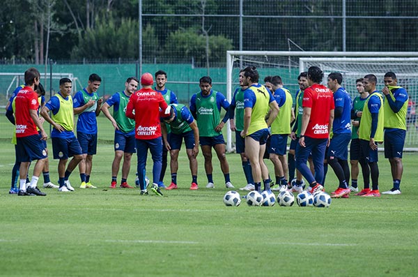 Los jugadores del Rebaño en charla con Leaño