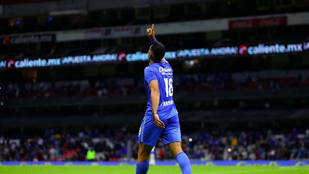 Lucas Passerini durante un partido con Cruz Azul