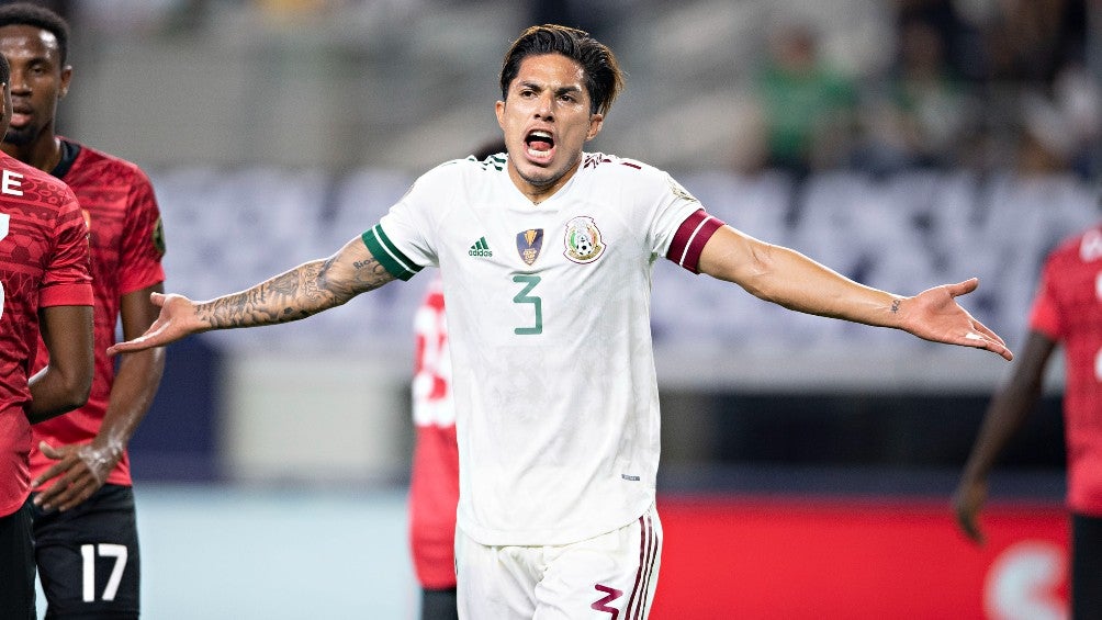 Carlos Salcedo durante un partido con el Tri