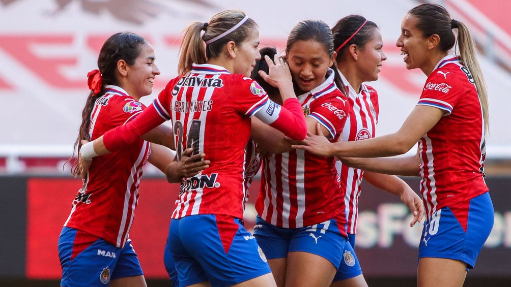 Jugadoras de Chivas, en festejo de gol