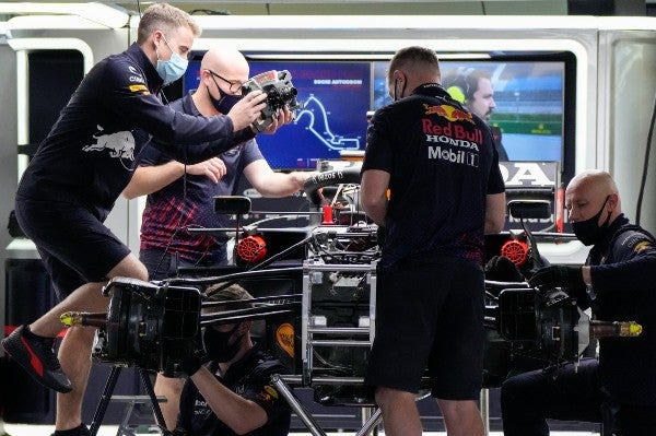 Técnicos trabajan en el coche de Max Verstappen