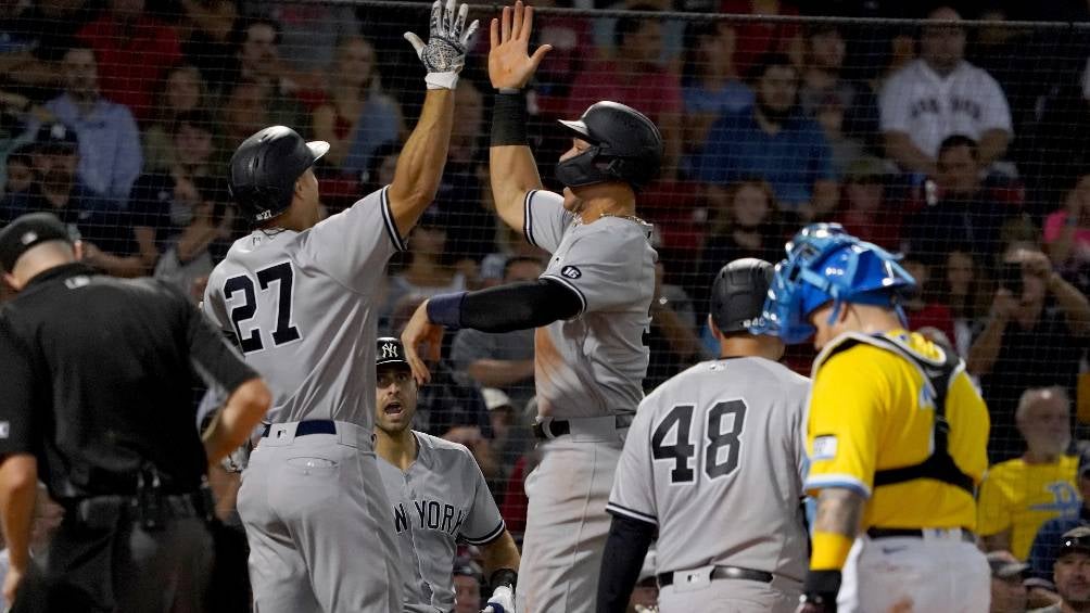 Los jugadores de los Yankees festejando ante Boston