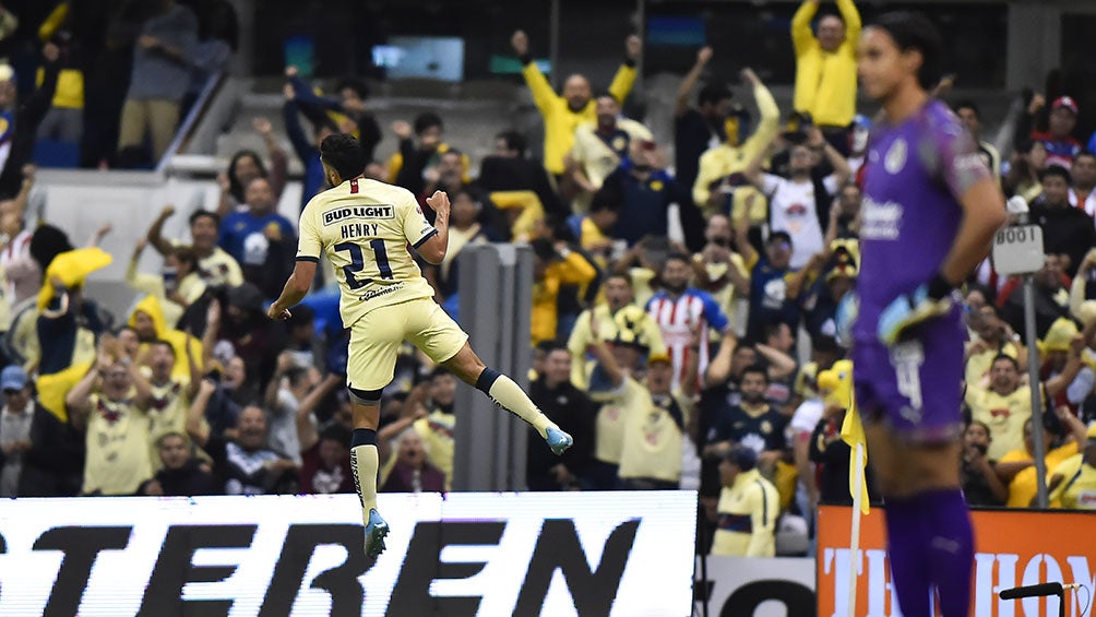 Henry Martín festeja un gol ante Chivas en el Azteca