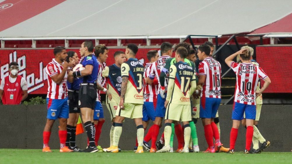 Jugadores de Chivas y América en el Clásico Nacional