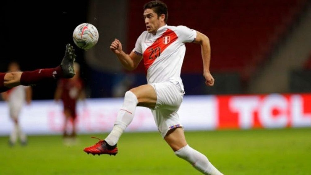 Santiago Ormeño durante un partido con Perú