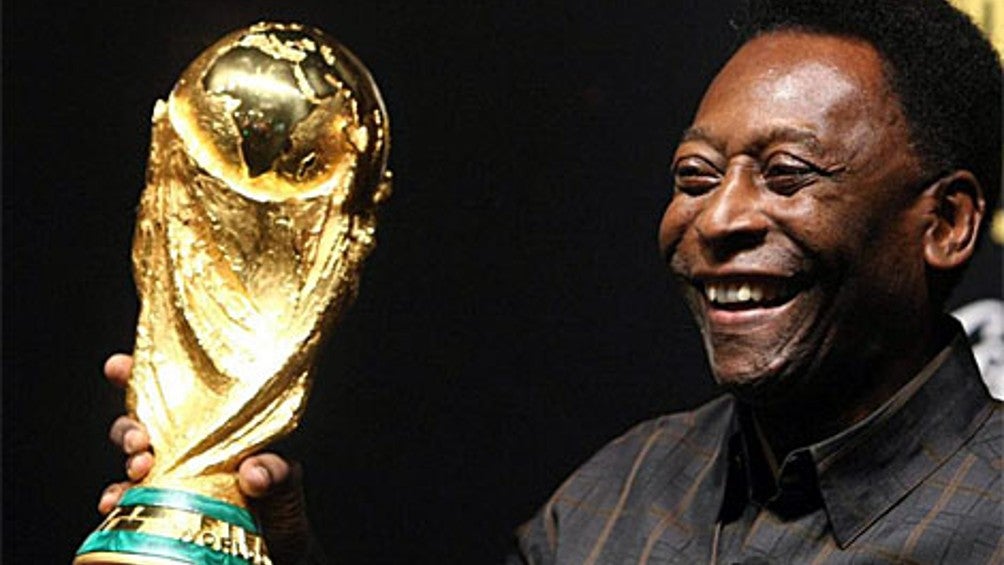 Pelé posando junto a la Copa del Mundo 