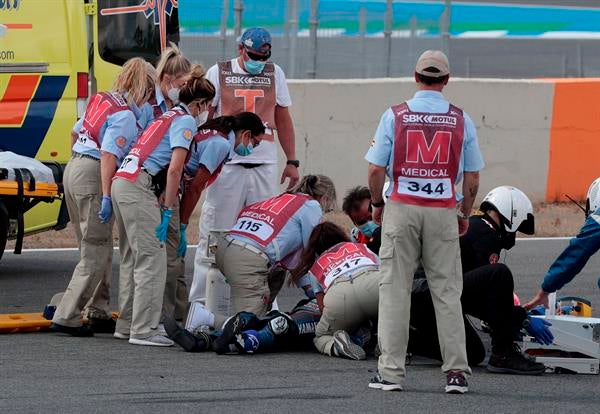 El equipo médico atiende al piloto de SuperSport300 Dean Berta Viñales