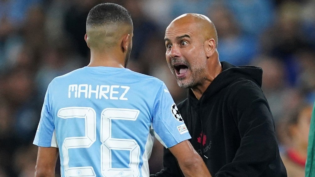 Pep Guardiola reacciona durante partido del City