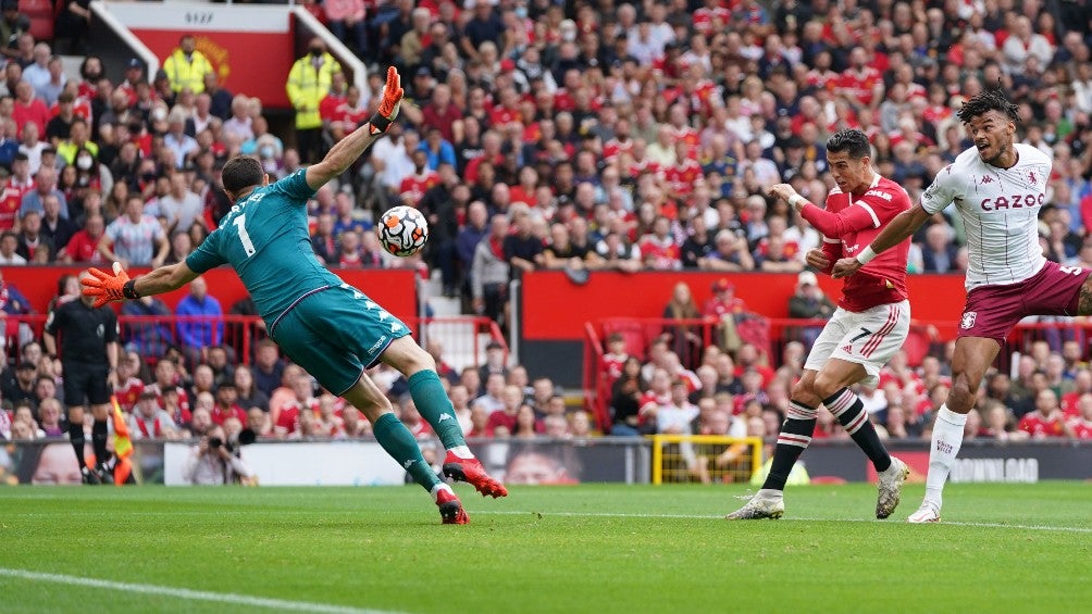 'Dibu' Martínez frente a tiro de Cristiano Ronaldo en la Premier League