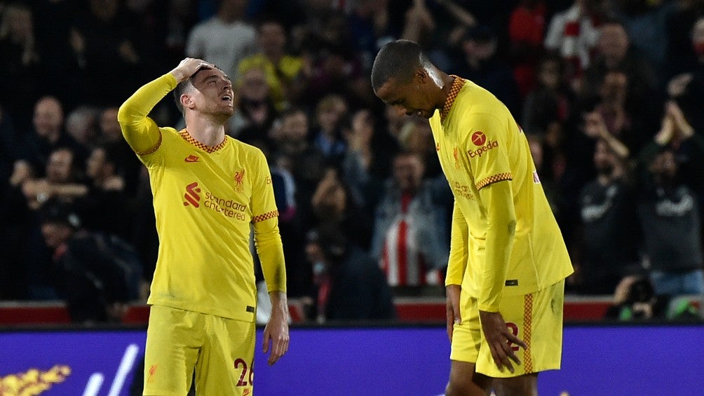 Jugadores del Liverpool reaccionan al empate tras finalizar el juego frente al Brentford 