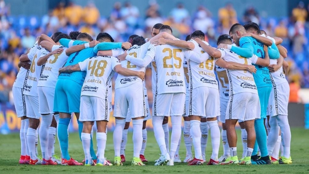 Jugadores de Pumas durante un partido 