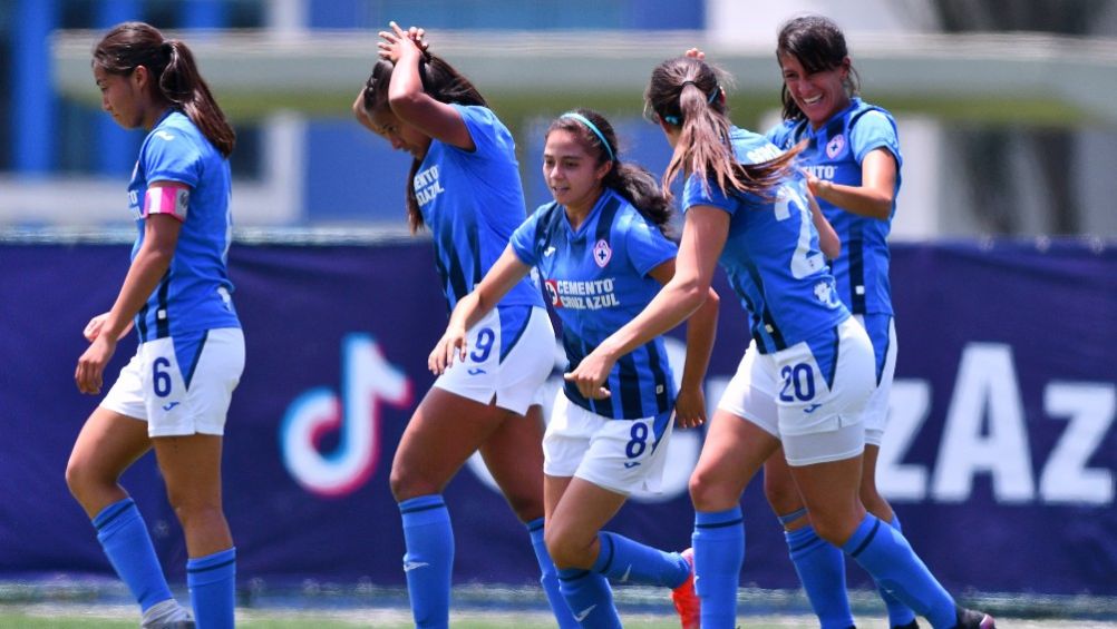 Jugadoras de Cruz Azul festejando un gol a favor