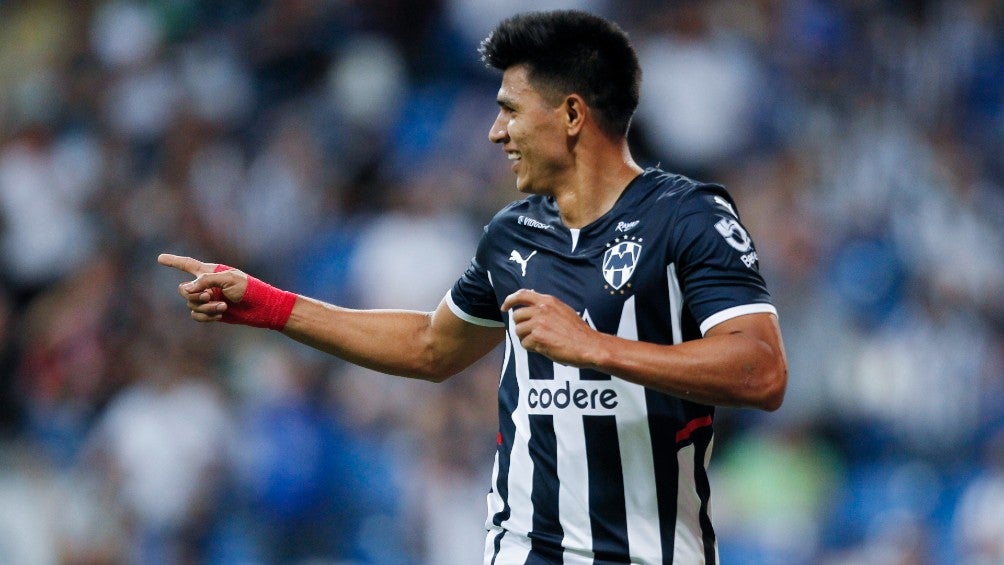 Jesús Gallardo reacciona durante partido con Rayados