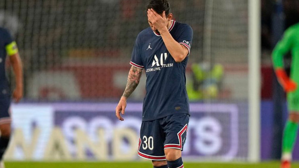 Lionel Messi durante un duelo con el PSG