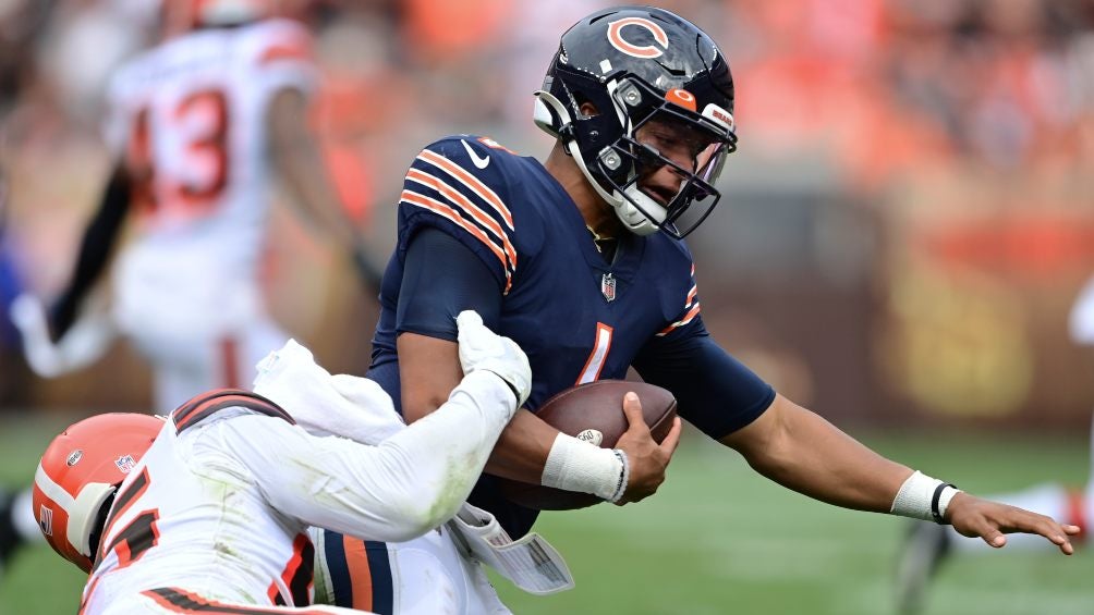 Justin Fields en acción ante Cleveland