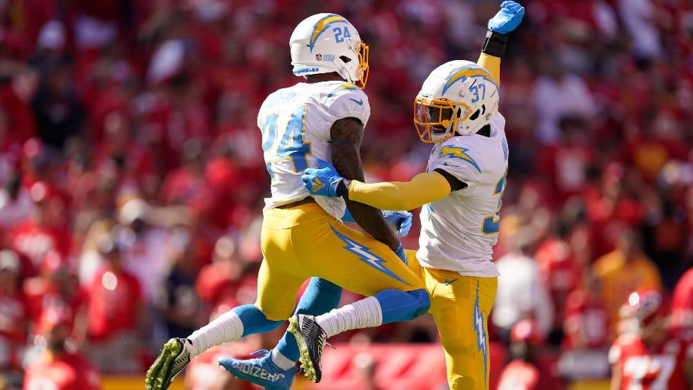 Los jugadores de los Chargers ante los Chiefs