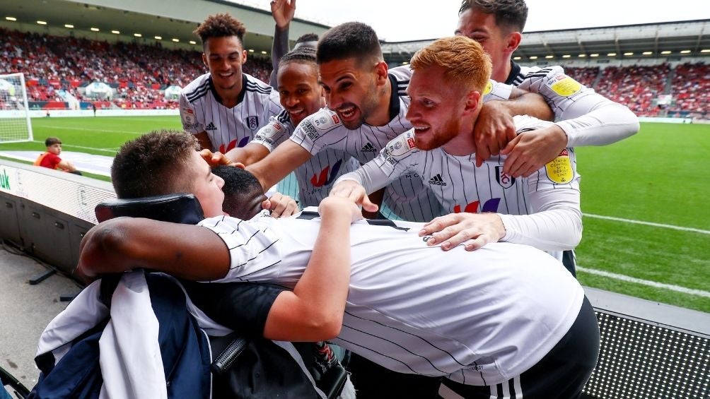 Jugadores del Fulham festejan con Rhys