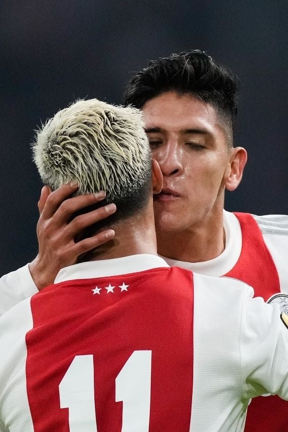 Edson Álvarez en un partido con el Ajax