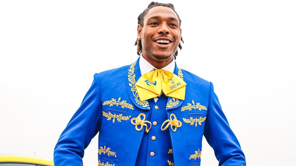 Jalen Ramsey vestido con un traje de mariachi