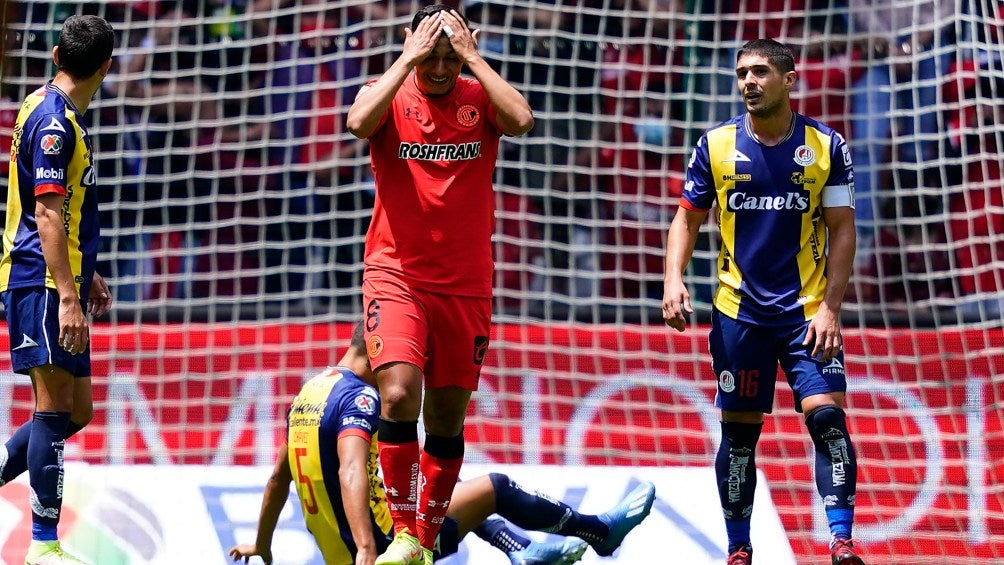 Jugadores reaccionan durante el partido de Toluca contra Atlético de San Luis