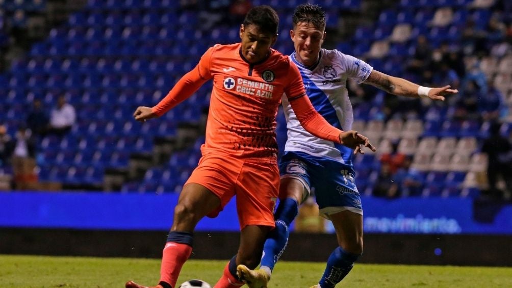 Luis Romo en partido con Cruz Azul 