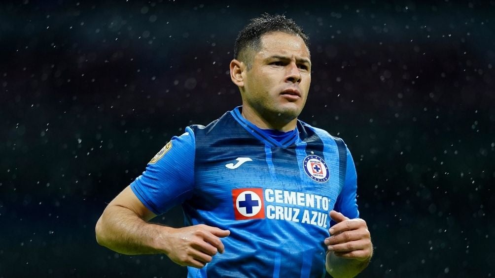 Pablo Aguilar en un partido con Cruz Azul 