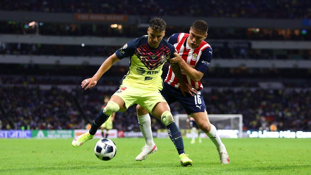 Luis Olivas en acción durante su primer Clásico Nacional