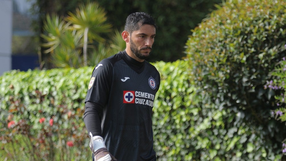 Jesús Corona durante un partido con Cruz Azul