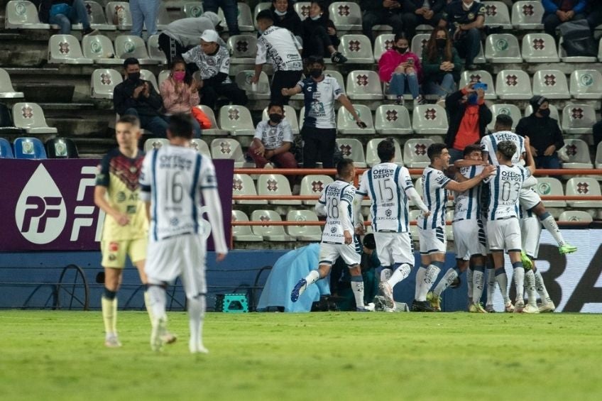 Pachuca festeja el primero del partido 