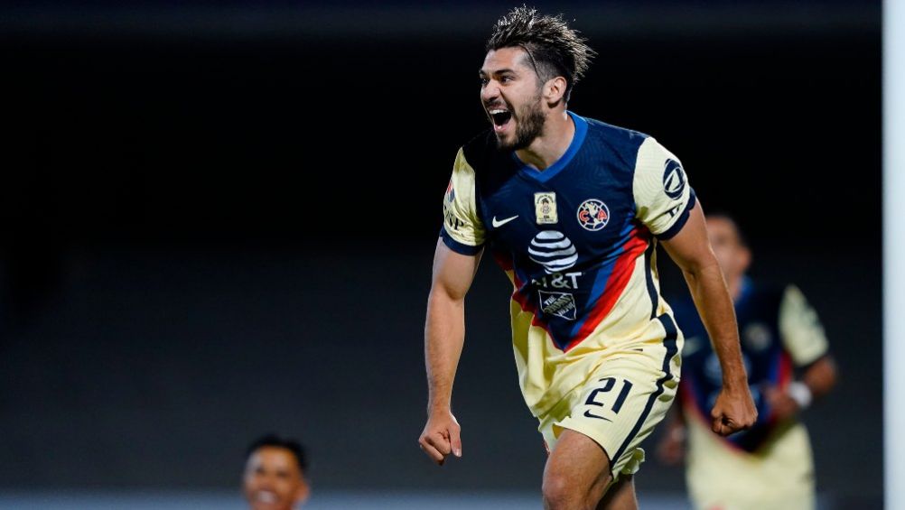 Henry Martín celebrando una anotación con América