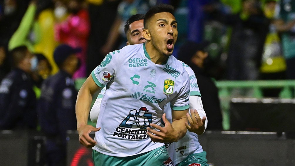 Ángel Mena festeja un gol con León 